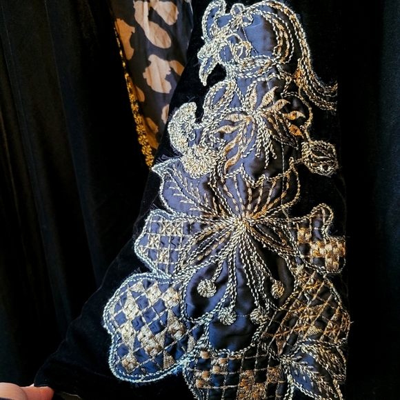 Velvet cape with embroidery - Ramadan or Eid - Picture 3 of 6